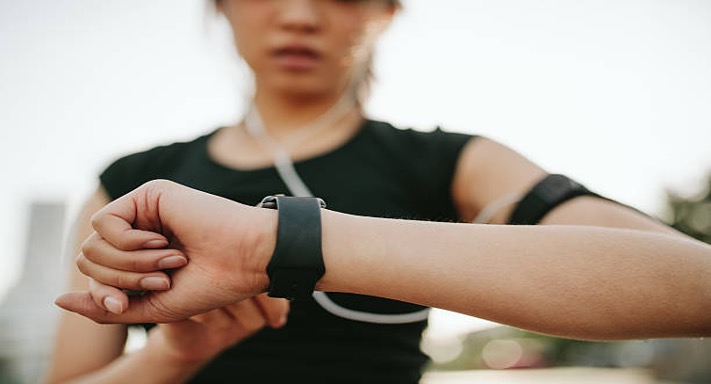 woman-checking-watch-during-workout.jpg