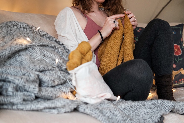 woman-knitting-good-habits