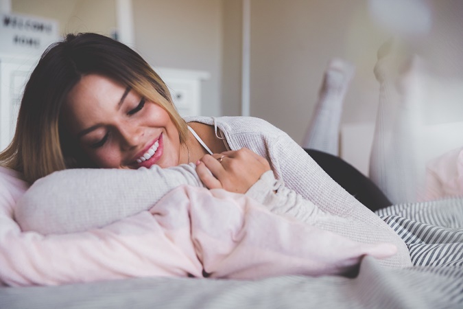 woman-sleeping-lying-on_bed.jpg